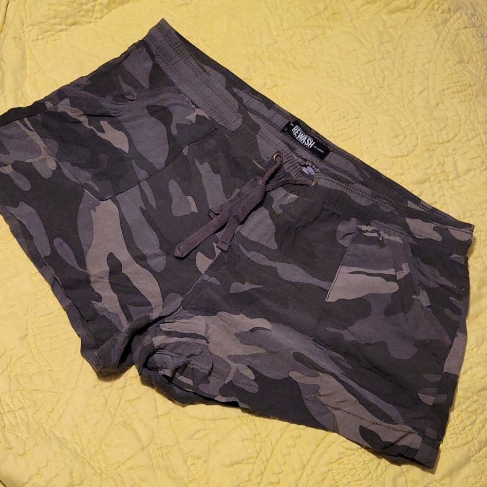 Camo Shorts by Rewash